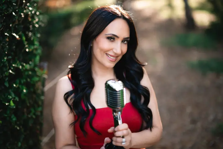 Linda Dagher singing live at a Sydney function